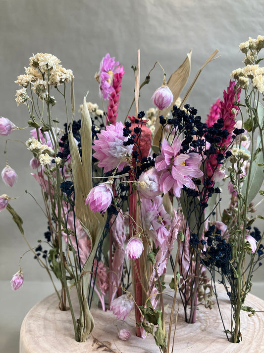 Tørrede blomster-dekoration i massiv træholder